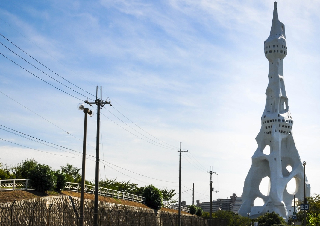 【大平和祈念塔】高さ180m・白亜の巨大塔 “ PLの塔 ” を訪れてみよう!( 大阪府富田林市 ) | 大阪観光ブログ